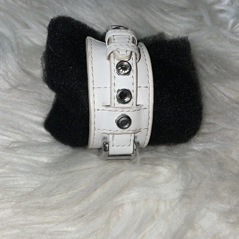 Guess Watch White Leather Watch Genuine Guess Watch Hard to Find⌚️🔻NEW BATTERY